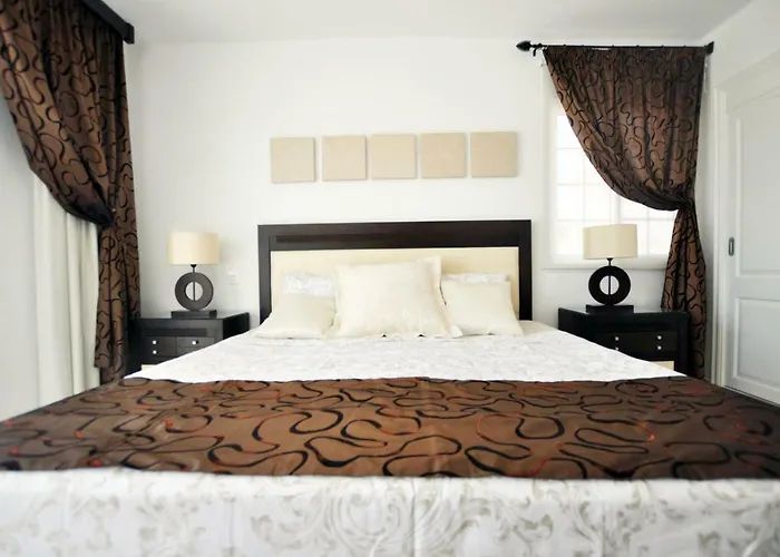 アパート Townhouse On The 1st Line By Altamarhomes