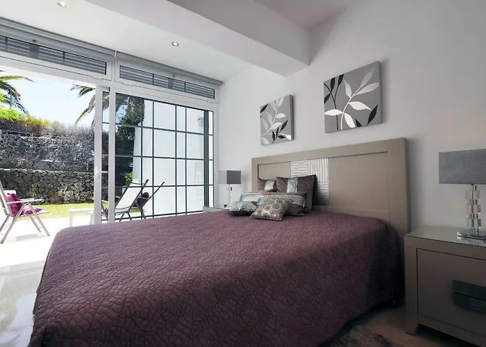 アパート Townhouse On The 1st Line By Altamarhomes