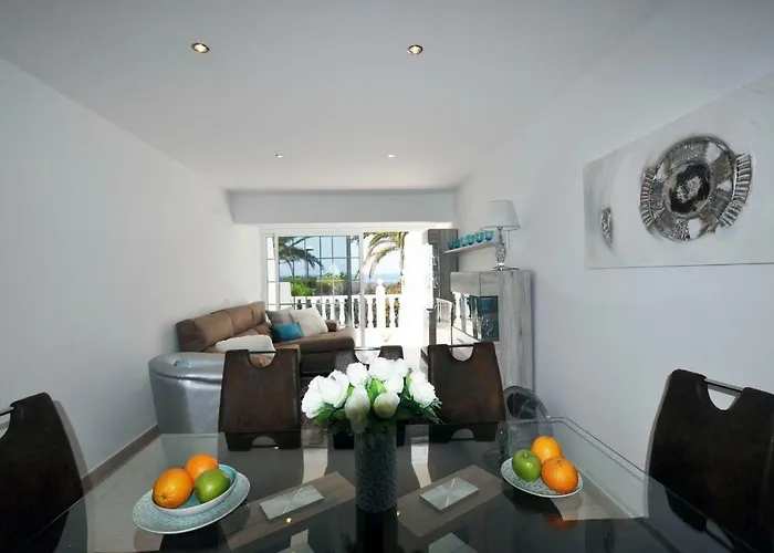 Townhouse On The 1st Line By Altamarhomes アデヘ