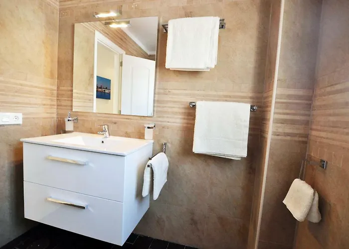 アパート Townhouse On The 1st Line By Altamarhomes アデヘ