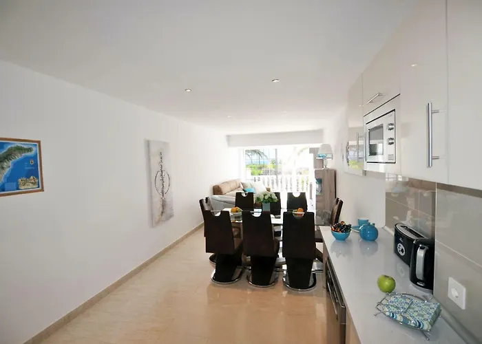 アパート Townhouse On The 1st Line By Altamarhomes